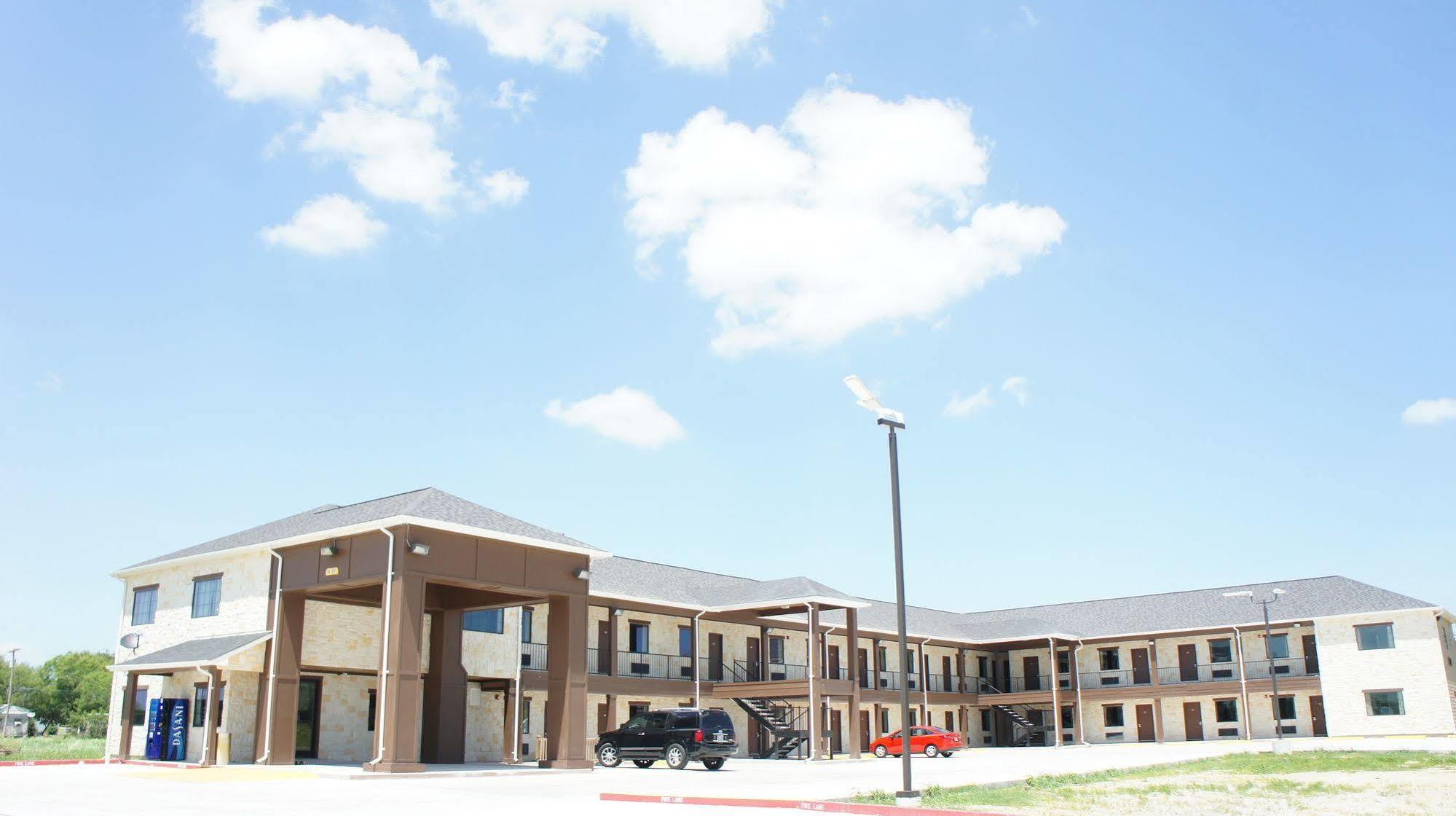 Lux Inn And Suites Three Rivers Exterior foto