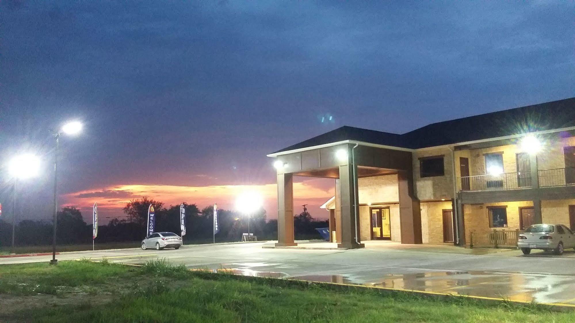 Lux Inn And Suites Three Rivers Exterior foto