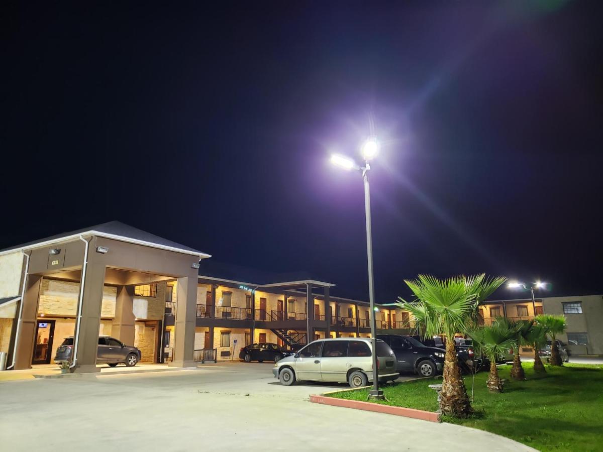 Lux Inn And Suites Three Rivers Exterior foto